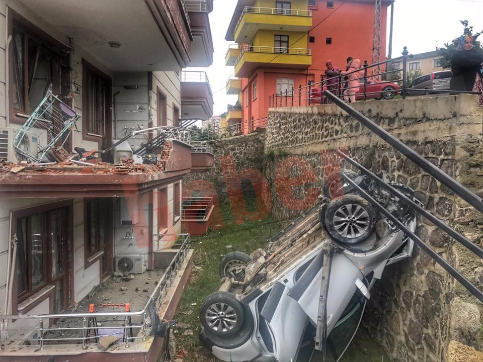 Trabzon'da akılalmaz kaza! Araç balkona uçtu! 