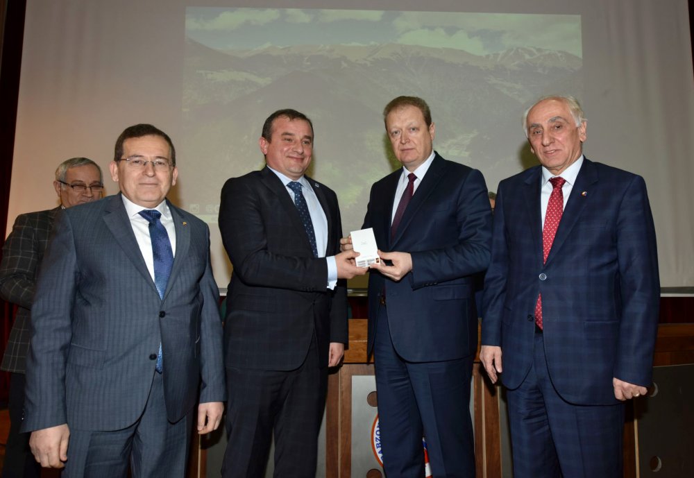 İnstagram’da OneTrabzon hesabından paylaşılan fotoğraflar ile Trabzon’un tanıtımına vatandaşlar  büyük katkı sağlıyor.    TRABZON VALİSİ YÜCEL YAVUZ ÖDÜLLERİ TAKDİM ETTİ   TTSO tarafından Trabzon’un sosyal medya yoluyla daha geniş kitlelere tanıtılması amacıyla İnstagram’da paylaşanların ödüllendirilmesine devam edildi. En fazla fotoğraf paylaşan ve beğeni alanlar arasından yapılan değerlendirmede, 2. Dönem ödüllerini kazanan Yüksel Yavuz ve Yusuf Saka’ya hediyeleri Trabzon Valisi Yücel Yavuz, TTSO Meclis Başkanı Şadan Eren ve TTSO Başkanı M. Suat Hacısalihoğlu tarafından verildi. Meclis Başkanı Eren, ödüllere sponsor olan ve kazananlara Vestel Venüs telefon hediye eden Zorlu Grubu’na da teşekkürlerini iletti. Trabzon Valisi Yücel Yavuz, “İnstagram’da TTSO’nun açtığı OneTrabzon sayfası muhteşem.” ifadesini kullandı.   YARIŞMA SÜRÜYOR   TTSO Başkanı M.Suat Hacısalihoğlu, en fazla fotoğraf gönderen ve beğeni alan fotoğrafların üçer aylık dönemler halinde değerlendirilmesine devam edileceğini belirterek, “ Trabzon’u dünya da daha fazla tanınır hale getirilmesi için açtığımız OneTrabzon hesabından herkesi fotoğraf paylaşmaya davet ediyoruz. Yapılacak değerlendirmeler sonucu ödüllerimizi dağıtmaya devam edeceğiz.”diye konuştu.