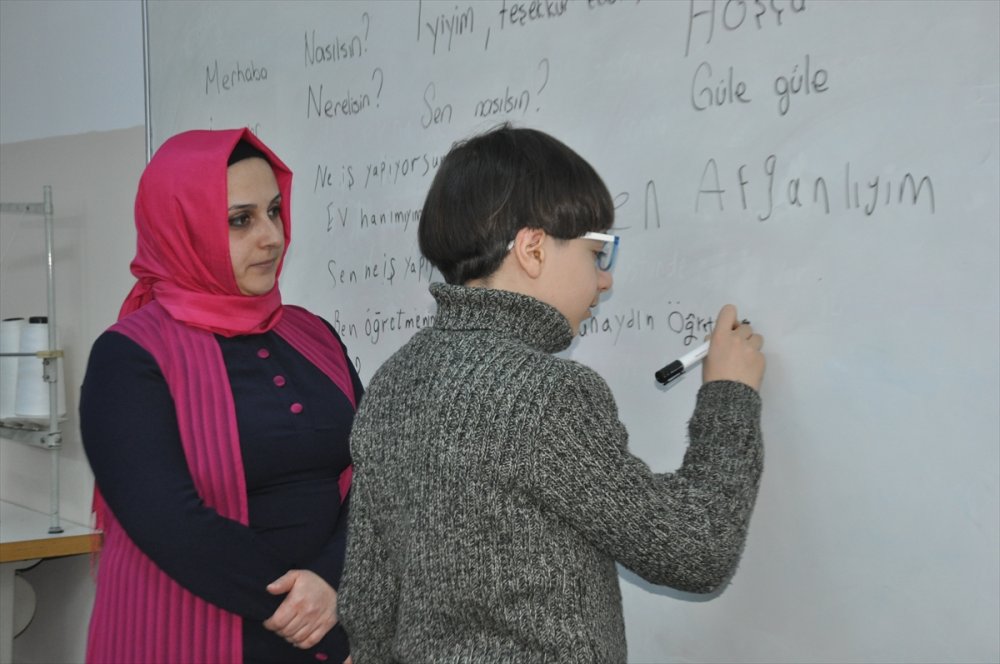 Trabzon'da sığınmacılar Türkçe öğreniyor