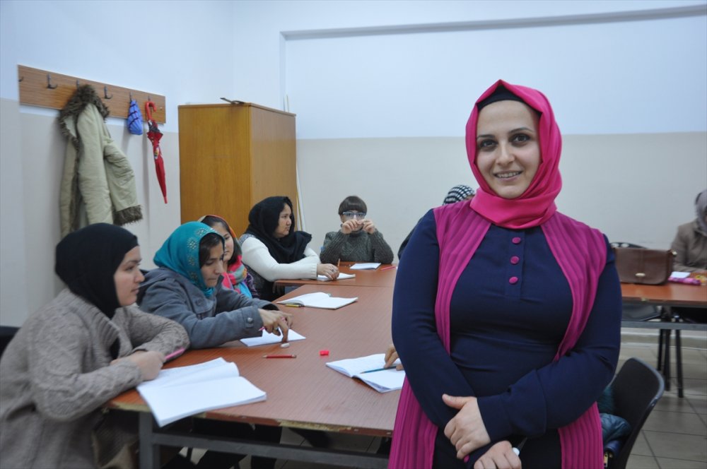 Trabzon'da sığınmacılar Türkçe öğreniyor
