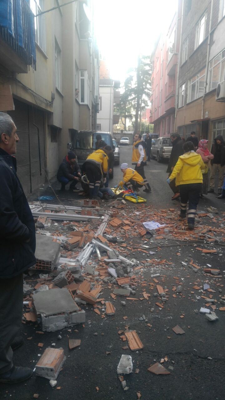 Trabzon’un Ortahisar ilçesinde bir balkonun çökmesiyle 3 kişi yaralandı.  Kaza, ilçenin Zeytinlik Mahallesinde meydana geldi. Edinilen bilgiye göre, bir binanın 2. katında yaşayan bir vatandaş evine cam balkon yaptırmak istedi. Evde başlayan tadilat esnasında ağırlığı kaldıramayan balkonun çökmesiyle 3 kişi beton zemine düştü. Düşmenin etkisiyle ağır yaralanan Hacı Bayram Aktuğ, olay yerine gelen 112 ekipleri tarafından KTÜ Tıp Fakültesi Farabi Hastanesi'ne kaldırıldı. Aktuğ’un bilincinin kapalı olduğu ve tedavisinin devam ettiği öğrenilirken, balkondan düşerek hafif şekilde yaralanan Dursun Mazlum ve Ömer Keleş’in Fatih Devlet Hastanesi’ndeki tedavilerinin devam ettiği öğrenildi.