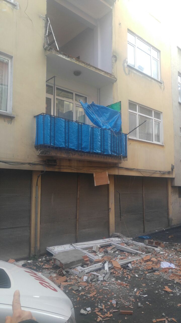 Trabzon’un Ortahisar ilçesinde bir balkonun çökmesiyle 3 kişi yaralandı.  Kaza, ilçenin Zeytinlik Mahallesinde meydana geldi. Edinilen bilgiye göre, bir binanın 2. katında yaşayan bir vatandaş evine cam balkon yaptırmak istedi. Evde başlayan tadilat esnasında ağırlığı kaldıramayan balkonun çökmesiyle 3 kişi beton zemine düştü. Düşmenin etkisiyle ağır yaralanan Hacı Bayram Aktuğ, olay yerine gelen 112 ekipleri tarafından KTÜ Tıp Fakültesi Farabi Hastanesi'ne kaldırıldı. Aktuğ’un bilincinin kapalı olduğu ve tedavisinin devam ettiği öğrenilirken, balkondan düşerek hafif şekilde yaralanan Dursun Mazlum ve Ömer Keleş’in Fatih Devlet Hastanesi’ndeki tedavilerinin devam ettiği öğrenildi.