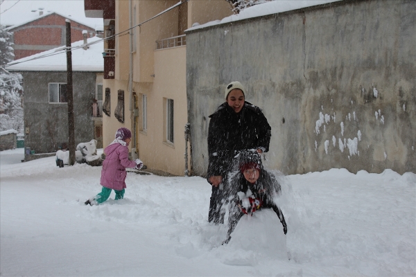 Kar tatili oldu çocuklar sokağa koştu 