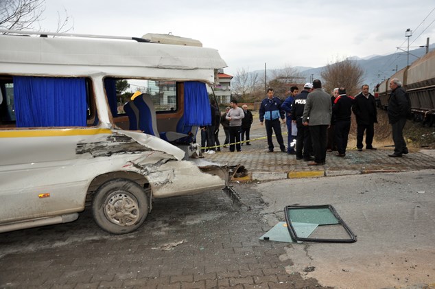 Yük treni öğrenci servisine çarptı: 5 yaralı 