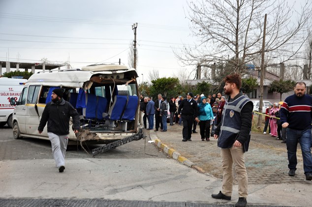 Yük treni öğrenci servisine çarptı: 5 yaralı 