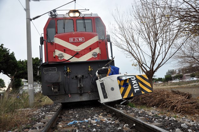 Yük treni öğrenci servisine çarptı: 5 yaralı 