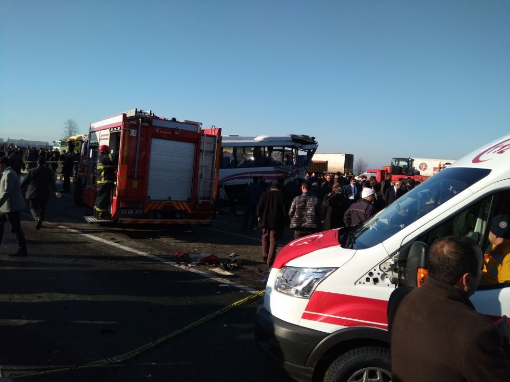 Rize'de Tır yolcu midibüsüne çarptı: 1 ölü 7 yaralı