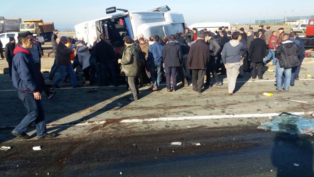 Rize'de Tır yolcu midibüsüne çarptı: 1 ölü 7 yaralı