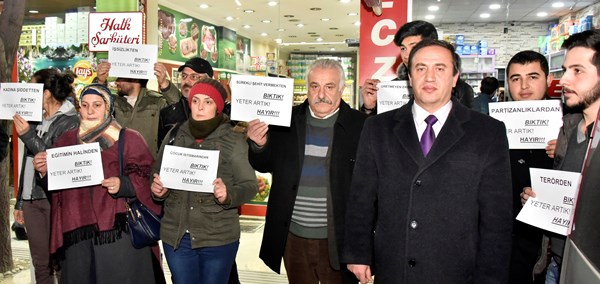  Cumhuriyet Halk Partisi (CHP) Gümüşhane İl Başkanlığı, yeni anayasa çalışmalarını protesto etmek için ‘Sessiz ayakta duruyorum’ eylemi gerçekleştirdi. 