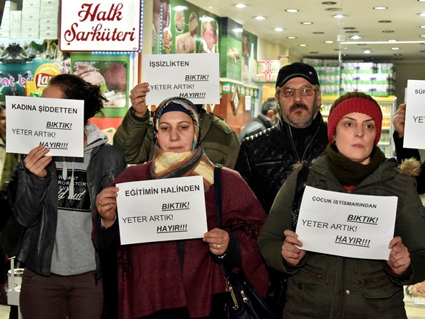  Cumhuriyet Halk Partisi (CHP) Gümüşhane İl Başkanlığı, yeni anayasa çalışmalarını protesto etmek için ‘Sessiz ayakta duruyorum’ eylemi gerçekleştirdi. 