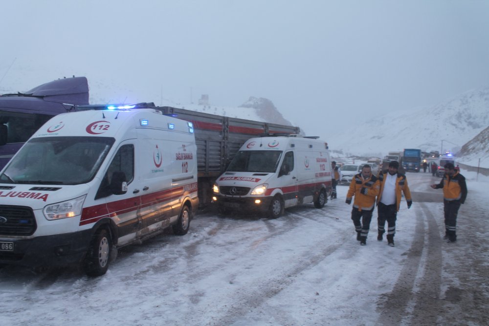 Kop dağında kaza: Trabzon plakalı tır...