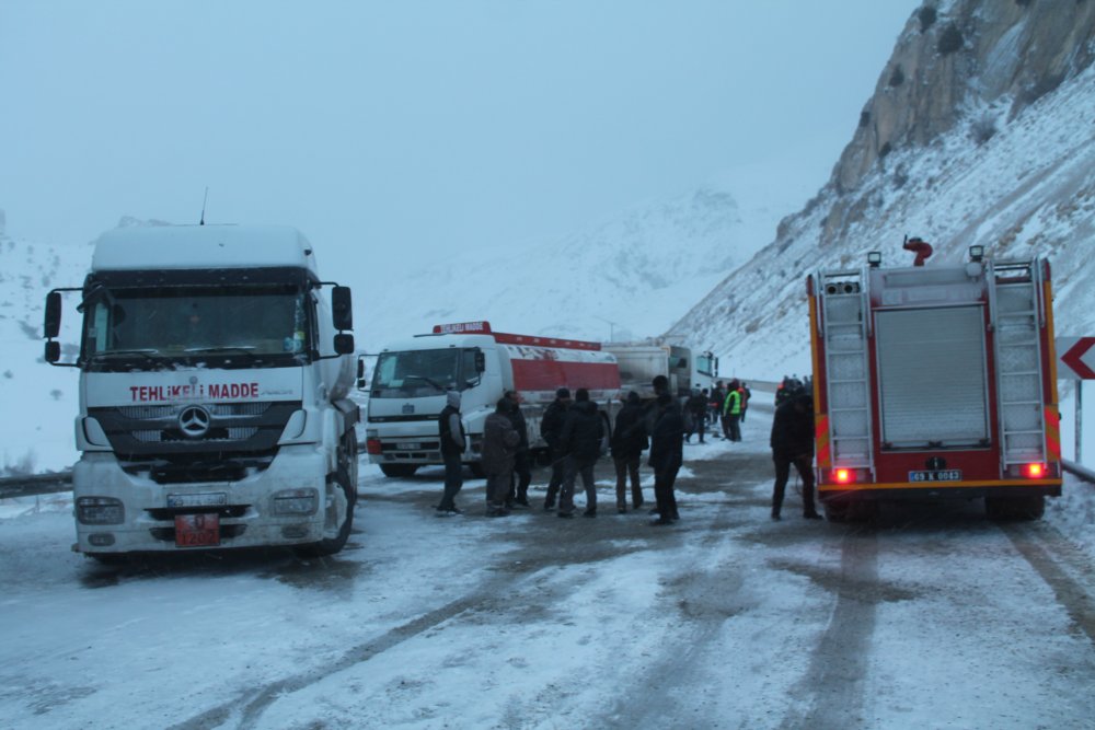 Kop dağında kaza: Trabzon plakalı tır...