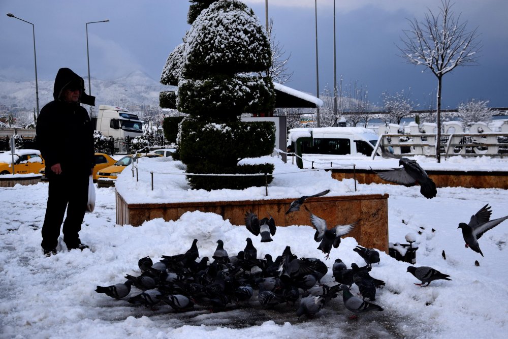 Giresun'da kar yağışı 449 köy yolunu ulaşıma kapattı 