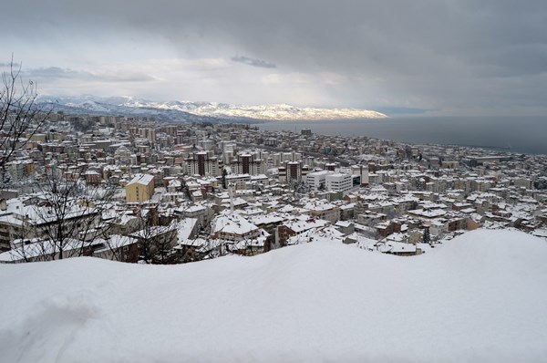 Trabzon ilçelerine yağan kar 1 yıldan sonra şehir merkezine indi