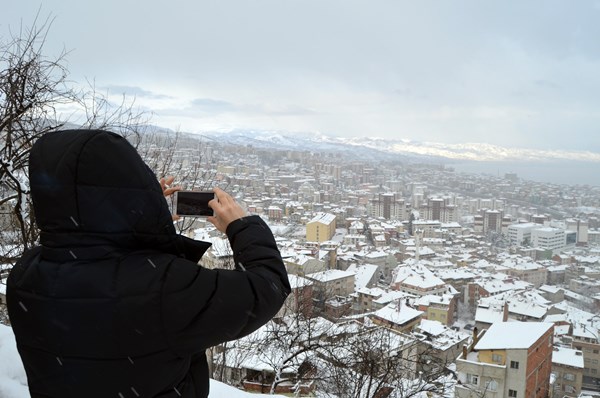 Trabzon ilçelerine yağan kar 1 yıldan sonra şehir merkezine indi