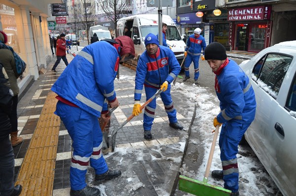 Trabzon ilçelerine yağan kar 1 yıldan sonra şehir merkezine indi