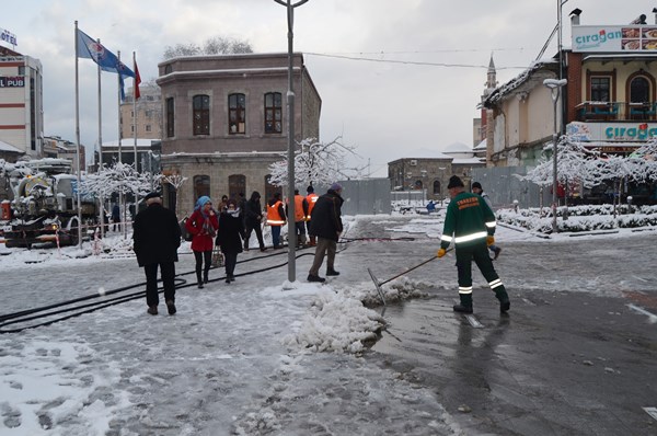 Trabzon ilçelerine yağan kar 1 yıldan sonra şehir merkezine indi