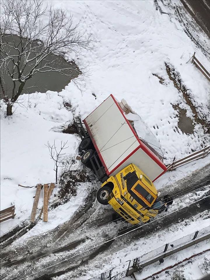 Kar yağışı kaza getirdi!