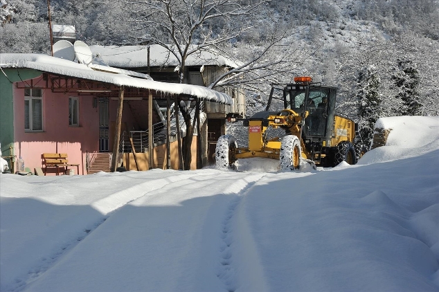 Karadeniz'de kar yağışı dolayısıyla bin 420 köy yolu ulaşıma kapalı bulunuyor.  Trabzon'da yaklaşık bir hafta önce yüksek kesimlerde başlayan kar, 4 gündür de şehir merkezinde etkisini sürdürüyor.  Büyükşehir Belediyesince hazırlanan, ilçe belediyelerinin de dahil olduğu 