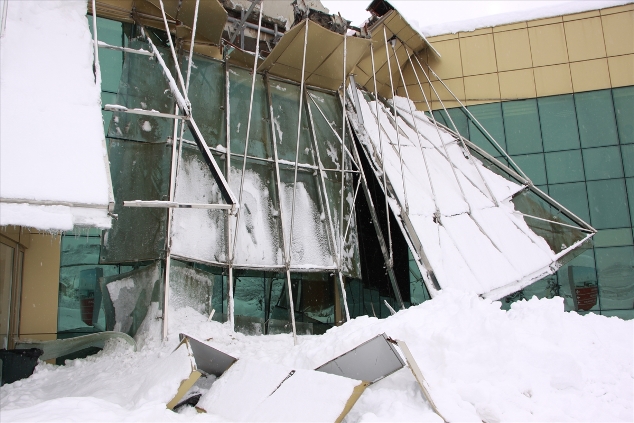 Trabzon'da hastanede çatı çöktü!