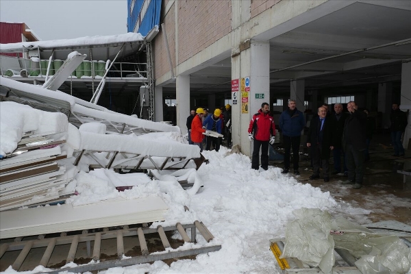 Trabzon'da fabrika çatısı kar yüzünden çöktü