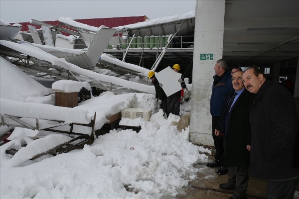 Trabzon'da fabrika çatısı kar yüzünden çöktü