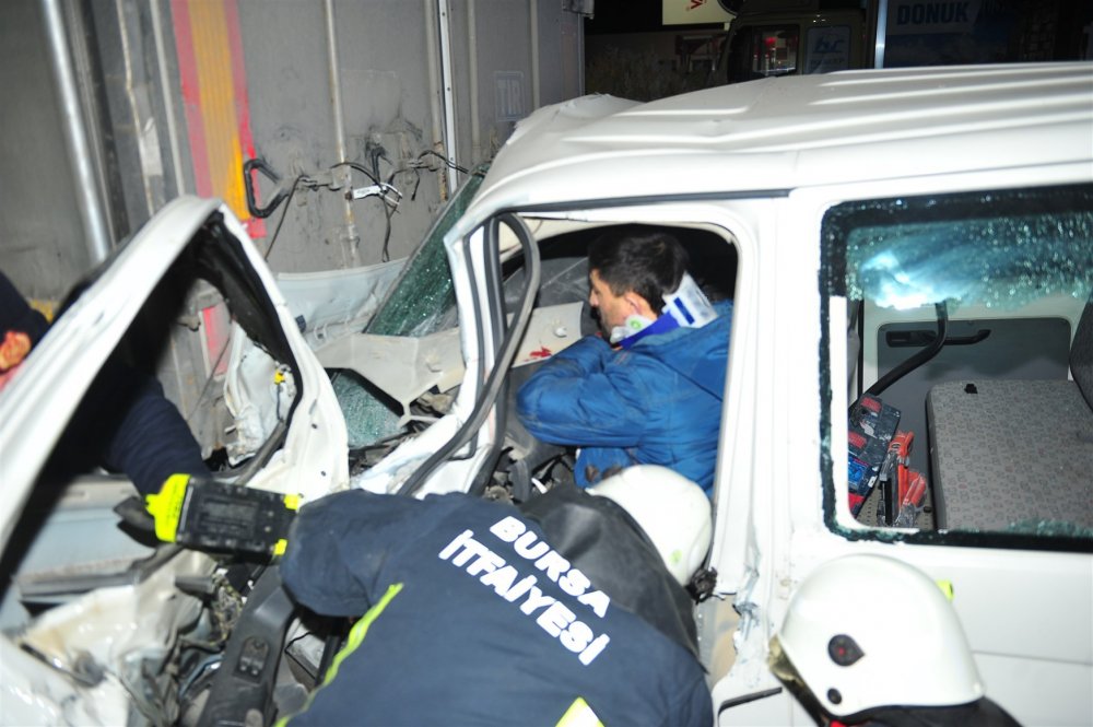 Trabzon Plakalı kamyonet tıra arkadan çarptı!