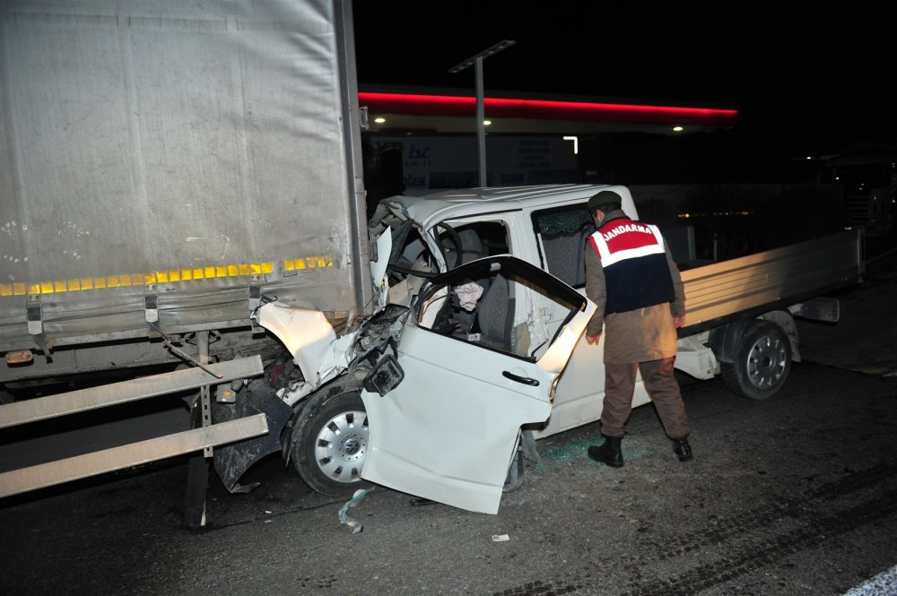 Trabzon Plakalı kamyonet tıra arkadan çarptı!