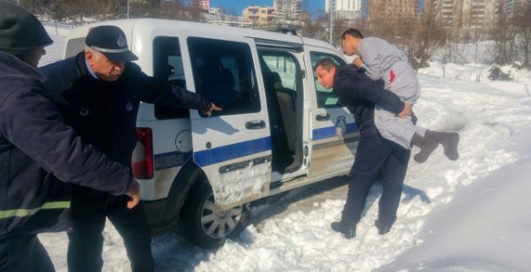 Zabıtanın engelli genci sırtında taşıyarak hastaneye götürmesi bravo dedirtti