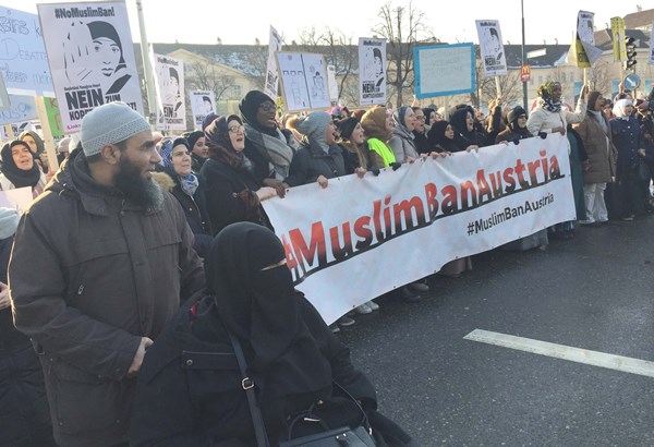 Viyana'da 4 bin kişi başörtüsü için yürüdü
