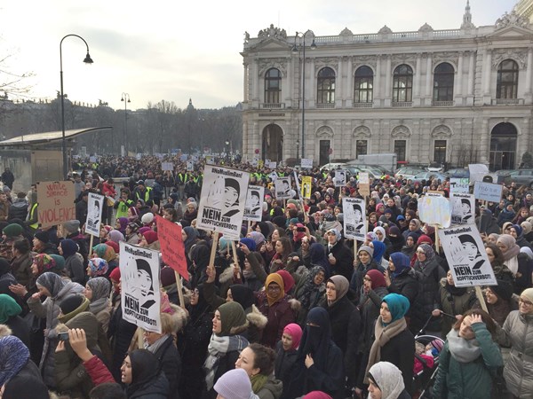 Viyana'da 4 bin kişi başörtüsü için yürüdü