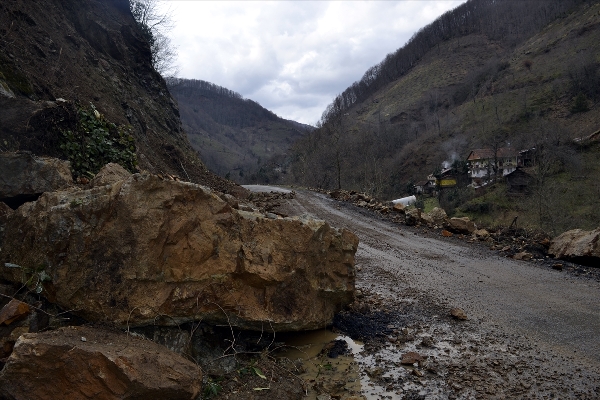 Heyelan oldu yol kapandı