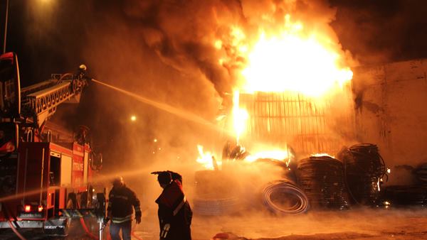 Samsun'da korkutan fabrika yangını