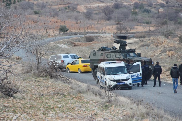 Eşini ve çocuklarını rehin aldı