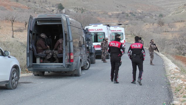 Eşini ve çocuklarını rehin aldı