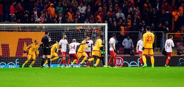 Galatasaray'a evinde şok mağlubiyet