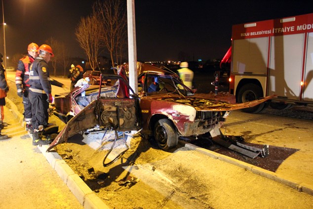 Trabzon plakalı araç hurdaya döndü! 2 yaralı...