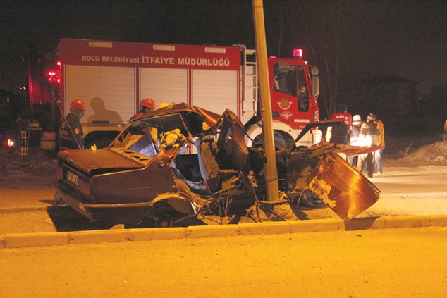 Trabzon plakalı araç hurdaya döndü! 2 yaralı...