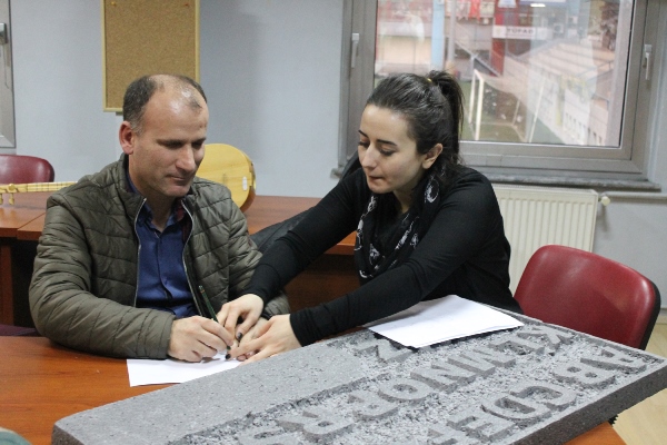 Trabzon Gençlik Merkezi'nde görme engellilere yazma eğitimi veriliyor