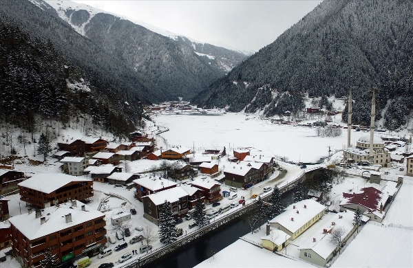 Turistler beyaza bürünen Uzungöl'den vazgeçmedi