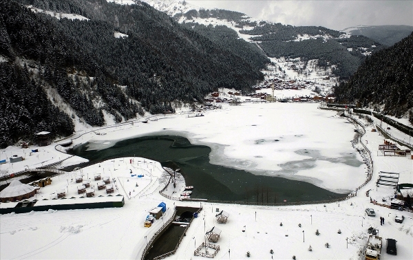 Turistler beyaza bürünen Uzungöl'den vazgeçmedi