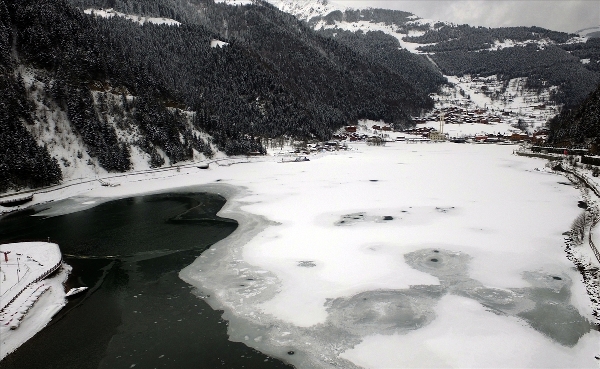 Turistler beyaza bürünen Uzungöl'den vazgeçmedi