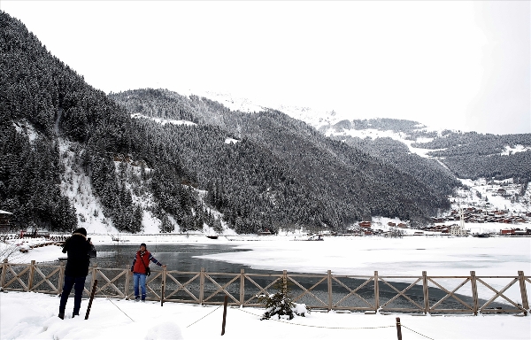 Turistler beyaza bürünen Uzungöl'den vazgeçmedi