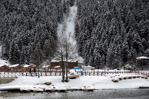 Turistler beyaza bürünen Uzungöl'den vazgeçmedi