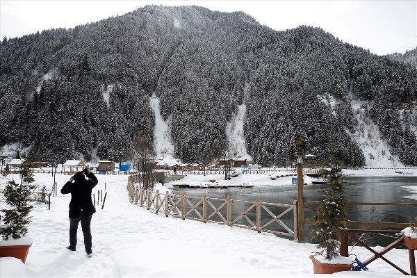 Turistler beyaza bürünen Uzungöl'den vazgeçmedi