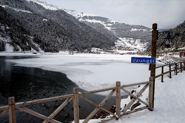 Turistler beyaza bürünen Uzungöl'den vazgeçmedi