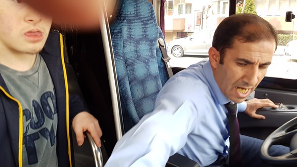 Otobüs şoföründen engelli çocuk ve babasına hakaret!