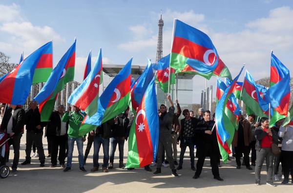 Azerbaycan vatandaşlarından Paris’te protesto