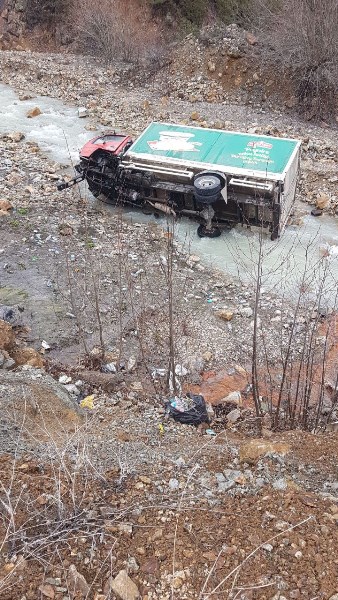 Trabzon'a gelen kamyon dereye uçtu: 2 yaralı
