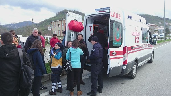 Trabzon'a gelen servis minibüsü takla attı, öğrenciler ölümden döndü